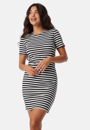 Läs mer om Pieces Pcruka SS Dress Cloud Dancer Stripes:BLACK L