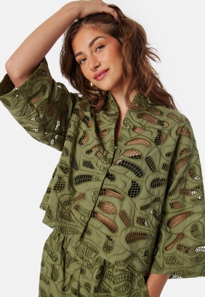 Läs mer om SELECTED FEMME Slfallia Broderi Shirt Olive 34