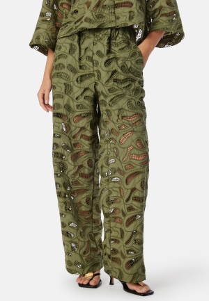 Läs mer om SELECTED FEMME Slfallia HW Broderi Pant Olive 36