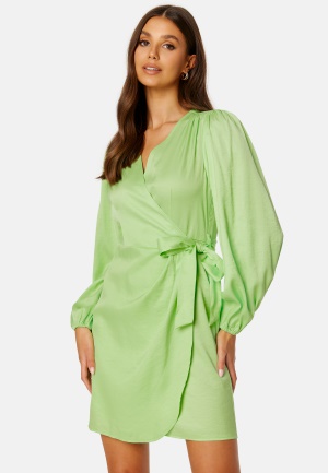 Läs mer om SELECTED FEMME Stine LS Short Wrap Dress Pistachio Green 36