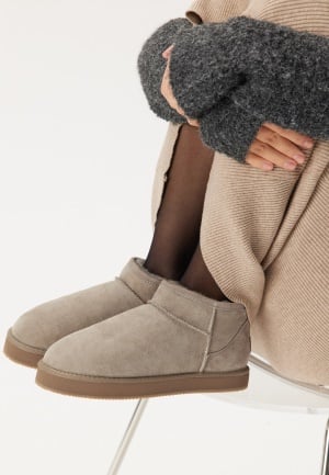 Läs mer om Shepherd Glasgow Sheepskin Boots Stone 36