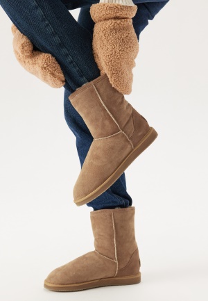 Läs mer om Shepherd Linda Sheepskin Boots Chestnut 36