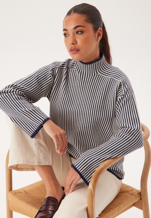 Läs mer om VERO MODA Vmgold Ls Highneck Pinstripe P Navy Blazer Detail:w. Birch L