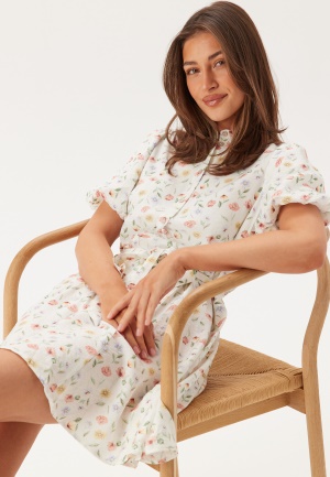 Läs mer om VERO MODA Vmjosie 2/4 SHORT VOLUME DRESS Birch AOP:Flower L
