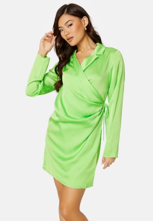 Läs mer om VILA Johanna Wrap Short Dress Jade Lime 42