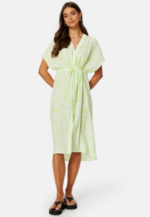 Läs mer om VILA Limia Maya S/S Midi Dress Lettuce Green AOP:Ma 36