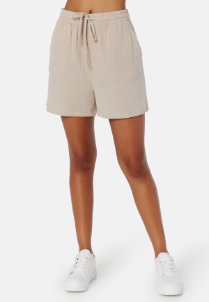 Läs mer om VILA Thyra Shorts Oxford Tan L