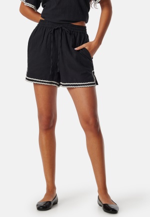 Läs mer om VILA Vimanda High Waist shorts Black/White 44