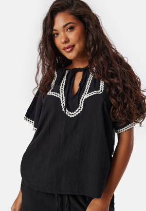 Läs mer om VILA Vimanda S/S top Black/White 42