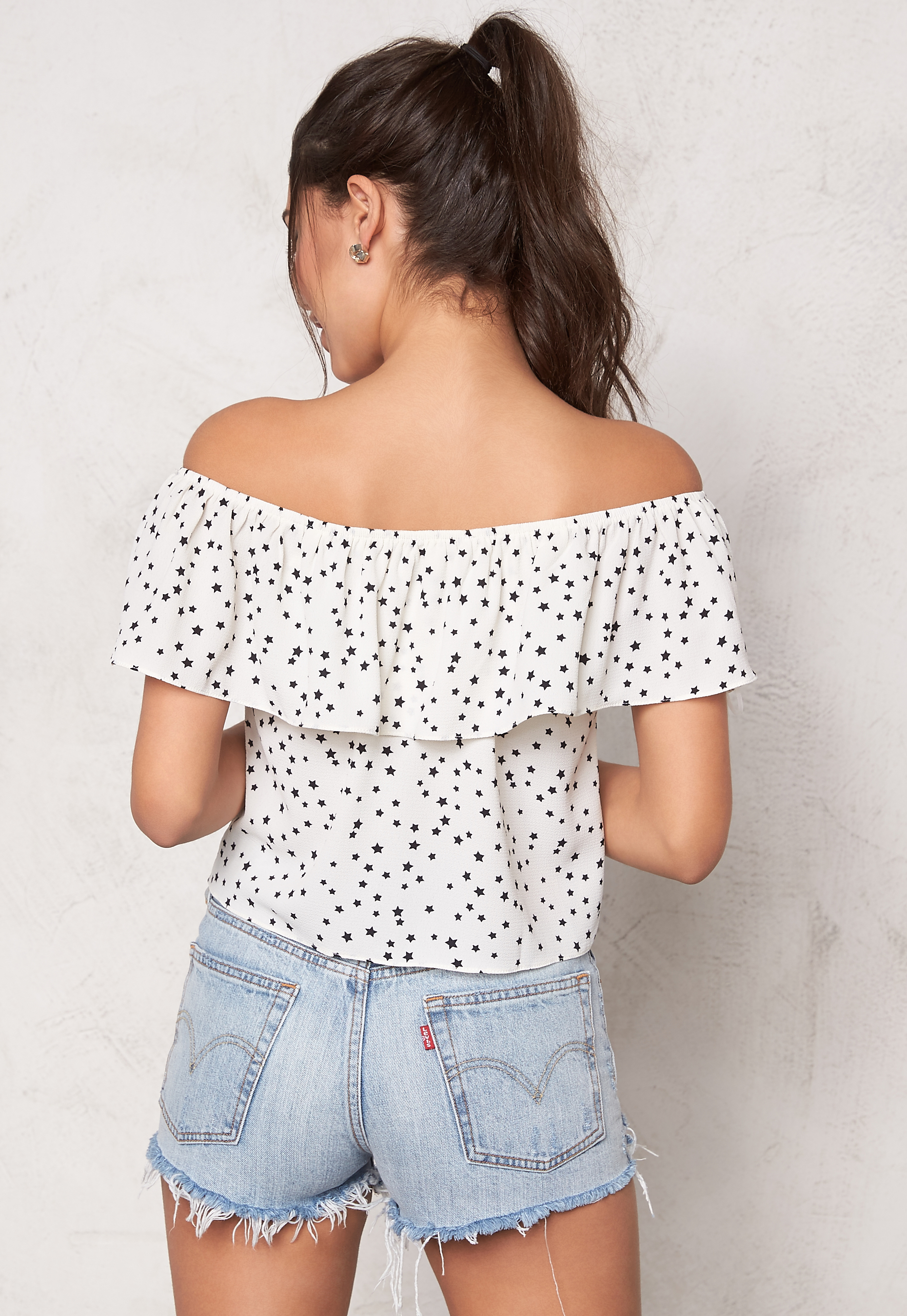 Summer top | girl with a pretty white top and lovely hair 